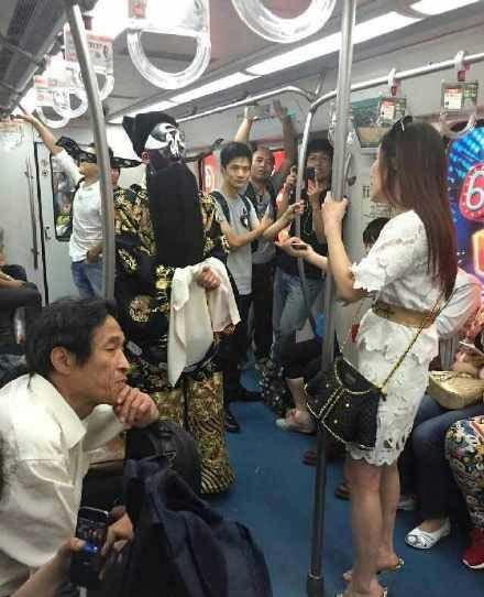 “穿戏服的人在给乞讨卖艺的人钱，不小心碰到了穿白衣服女子的衣服，可能是脸上的油彩蹭在了她白衣服上。”