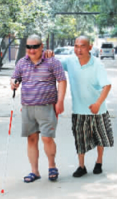 郑州残疾兄弟相依为命互相打趣瞎子瘸子