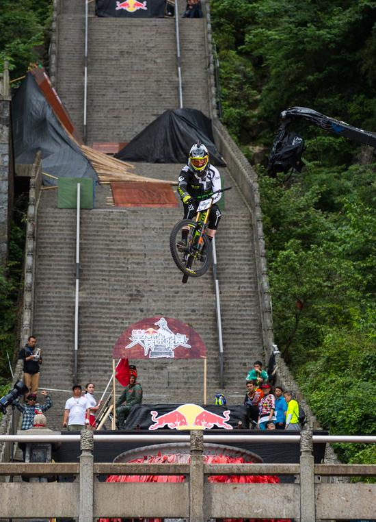 红牛天梯速降赛落幕 30秒飞下999级台阶