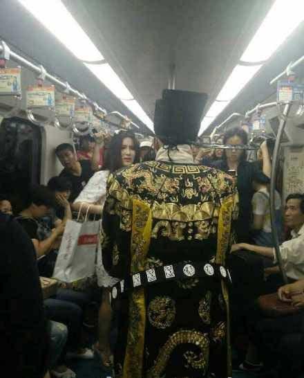 在地铁车厢内因蹭脏一女乘客的衣服两人发生口角。