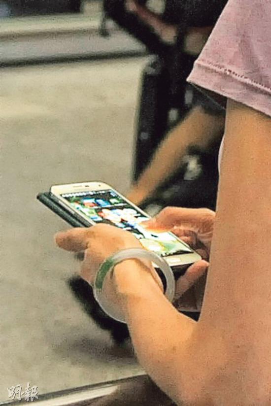 吴绮莉的电话背景用了跟吴卓林的合照。