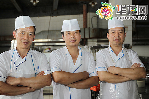 面对突发情况,急中生智为师生们做"柴火包子"的厨房白案师傅们.