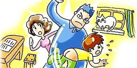男童被父拴狗链拖行警察称正常