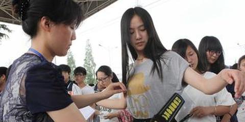 高考生吐槽安检:文胸须换背心
