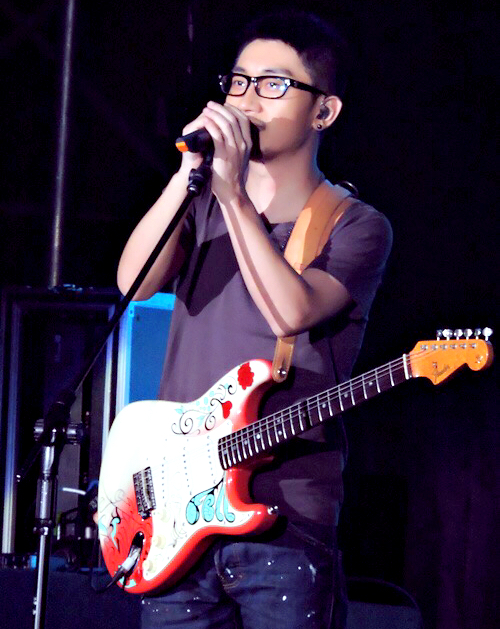 金志文献唱公益之夜金志文吉他弹唱金志文携乐队登台新浪娱乐讯 5月24