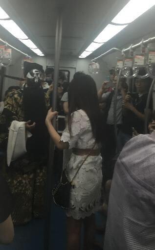 穿白衣服的女子大声呵斥穿戏服的人，说他不应该穿成这样出来，要求他给自己赔钱，“包公”就一直给白衣女子道歉，说自己为了赶场才穿成这样坐地铁