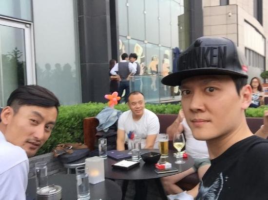 冯绍峰与朋友聚会
