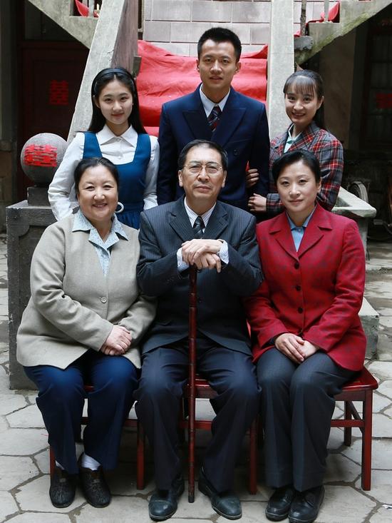 田玲,唐曾,林好等实力演员联袂主演的年代怀旧大剧《爱你一生》,昨日