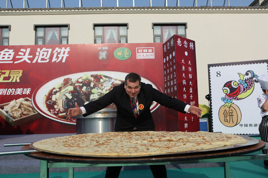 鱼头王现身京城旺顺阁鱼头泡饼创造世界纪录