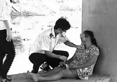 医护人员对女子进行检查