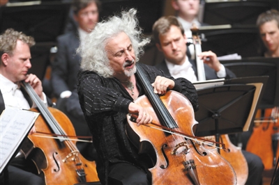 麦斯基与德国班贝格交响乐团一起演出