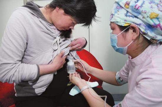 西安9位妈妈捐献乳汁西北首家母乳库启用