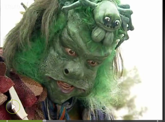 我感觉他在掐梅婷的脖子!快松手!怪蜀黍!