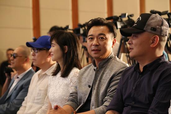 张晞临台下就坐