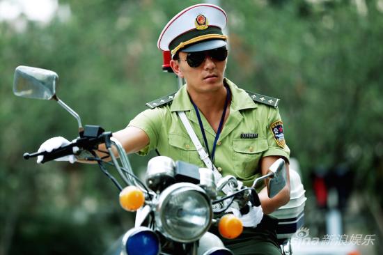 张宁江身着制服帅气十足