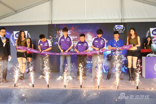 两位天王为明基上海电竞馆剪彩，这或许是中国电子竞技产业的一个里程碑。