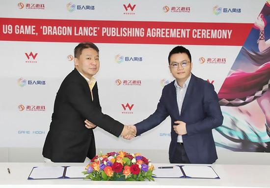 韩国Webzen代表金泰荣(左)与游久游戏COO党勇(右)进行《龙枪觉醒》签约仪式