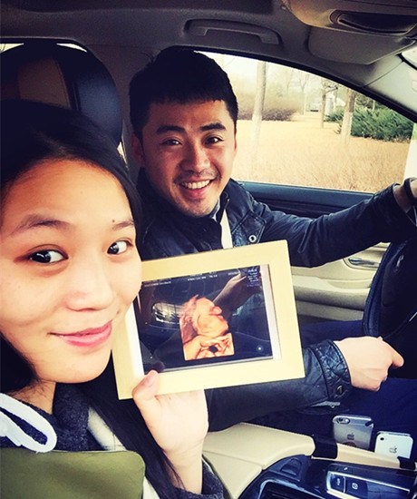 黄英曹帅发卖萌恶搞照 曝b超被猜双胞胎