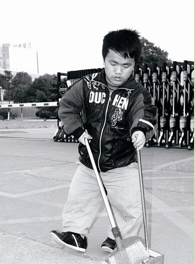 监利小男人上央视 身高115厘米骑行卖唱救父