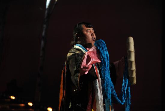 《中国农民歌会》现场,出现了一位蒙古族呼麦高手,这位歌手出场就以一