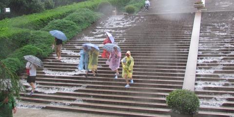 南京降暴雨:下了100个玄武湖