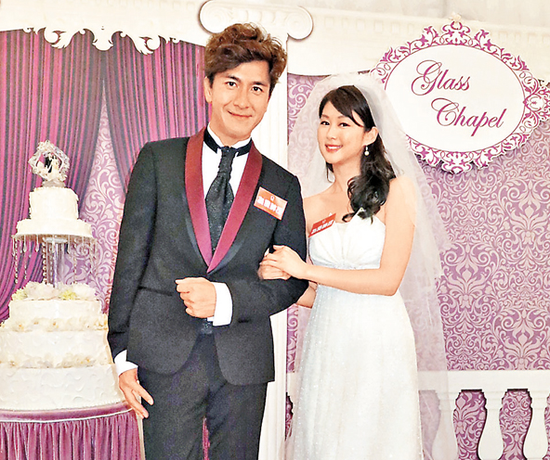 岑丽香与马国明穿上婚纱礼服演出,但她的婚纱款式稍欠看头.