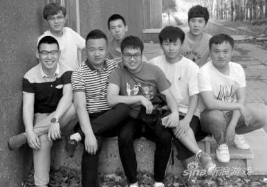 2015年5月，照毕业照，同一个地点，同样的人，按照最初的姿势和位置再次合影本组图片