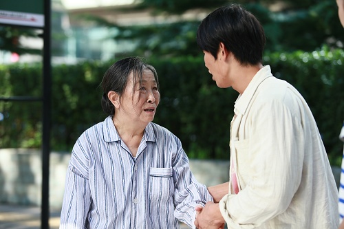 背着奶奶进城中国式乡村母爱受关注