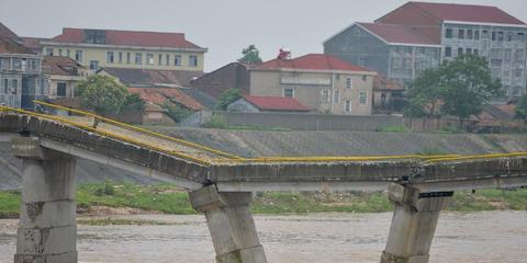 湖南岳阳大桥凌晨突然垮塌