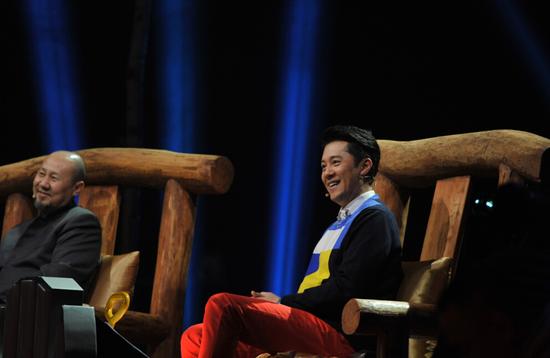 凤凰传奇玲花秒变花痴搭档吃醋白眼怒斥