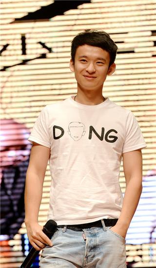 少年班董子健校园人气爆棚亲民签名