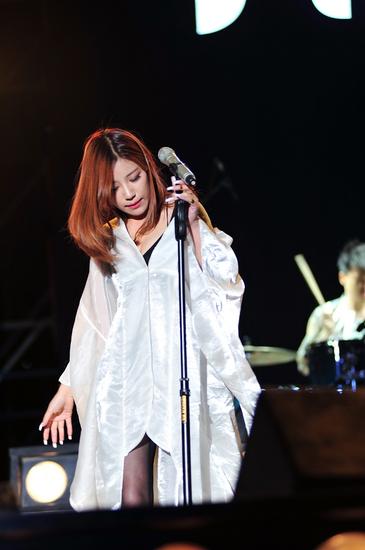 程诗迦登音乐节连唱7曲 新歌将于8日发布