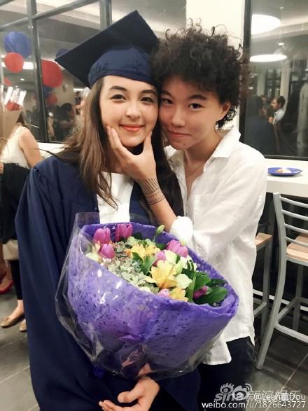 窦靖童捏女伴脸蛋贴面合影，手腕纹身抢眼