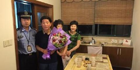 上海籍沉船事件幸存者回家 生死漂流四小时