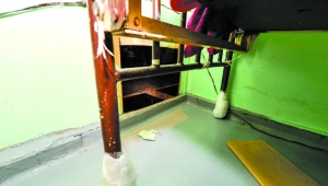 两名囚犯用电动工具在牢房后部的钢墙上切割出一个洞，先逃进了一段狭小通道。