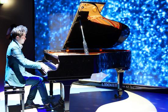 薛汀哲米兰世博会中国馆演奏《在那遥远的地方》