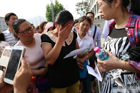 儿子扔下准考证玩失踪，母亲在考场外失声痛哭