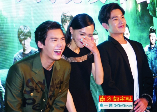 李易峰,唐嫣,杨洋说到开心处忍不住大笑.