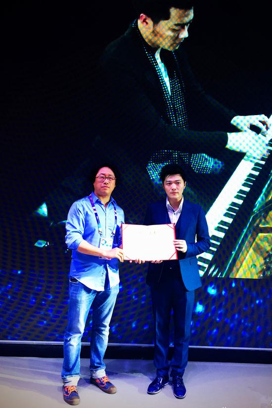 米兰世博会为薛汀哲颁发“2015米兰世博会中国馆荣誉钢琴家”荣誉