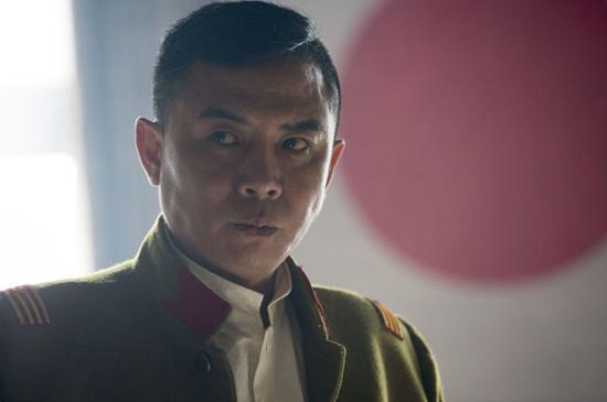 白红标《手枪队》眼神冷酷