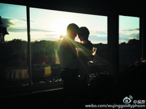 吴京与谢楠庆祝结婚一周年。