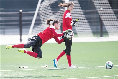 女足守门员在训练中必须“重装上阵”
