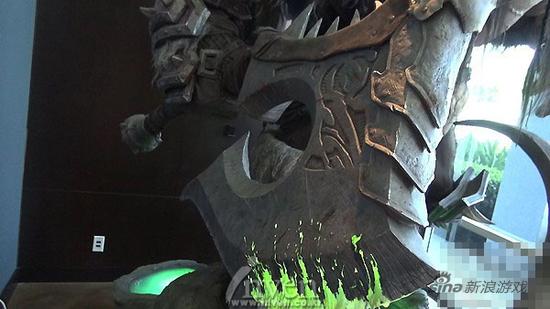 手中的斧子显得非常的带感