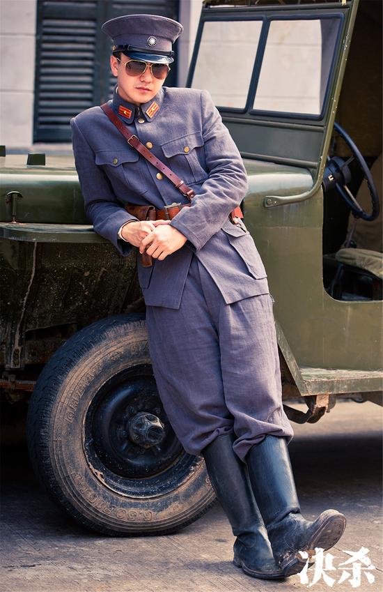 翟天临一身戎装英气逼人