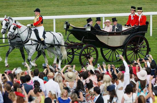 乘着马车的伊丽莎白女王