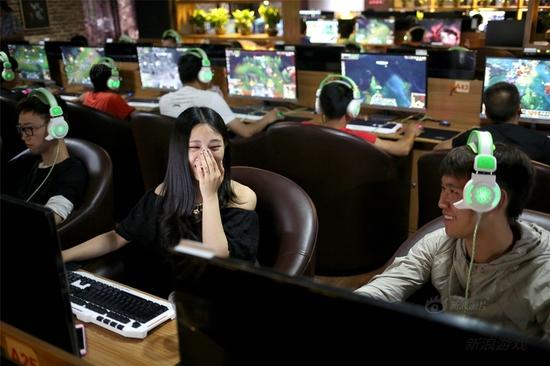 妮妮在网咖做直播