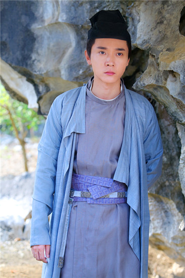 张丹峰《花千骨》放血救骨头获赞暖男