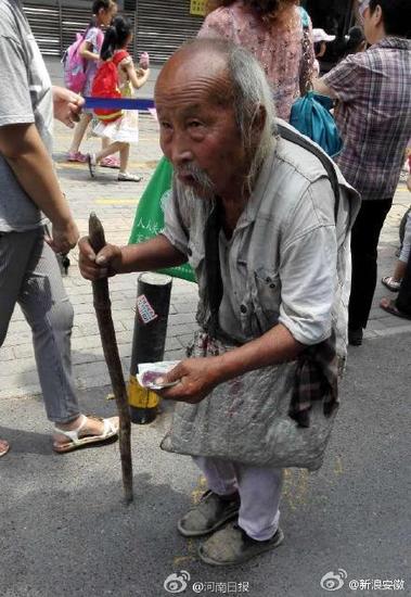 世界上最黑的小孩世界上最黑的小孩全身黝黑一到晚上就隐身看完笑2