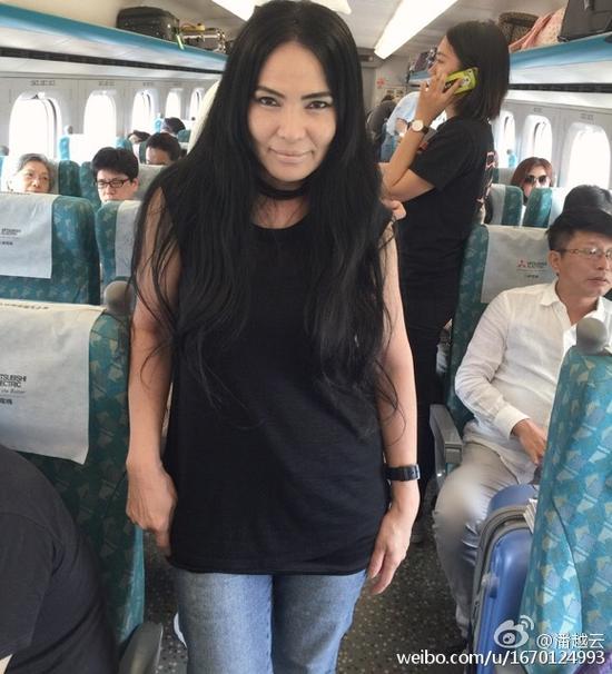 57岁潘越云首曝15岁女儿美照 母女姐妹花