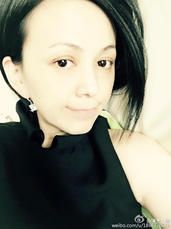 照片中王琳睡眼惺忪,雪白的皮肤和大眼睛配上黑色的上衣,显得非常年轻